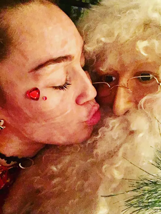 Bukan pertama kalinya Miley mendapat hadiah istimewa dari Liam. Selain kejutan dan kado di hari ulang tahunnya beberapa waktu lalu, Miley pun pernah mendapat cincin mewah di hari pertunangannya tahun 2012 lalu. (Instagram/mileycyrus)