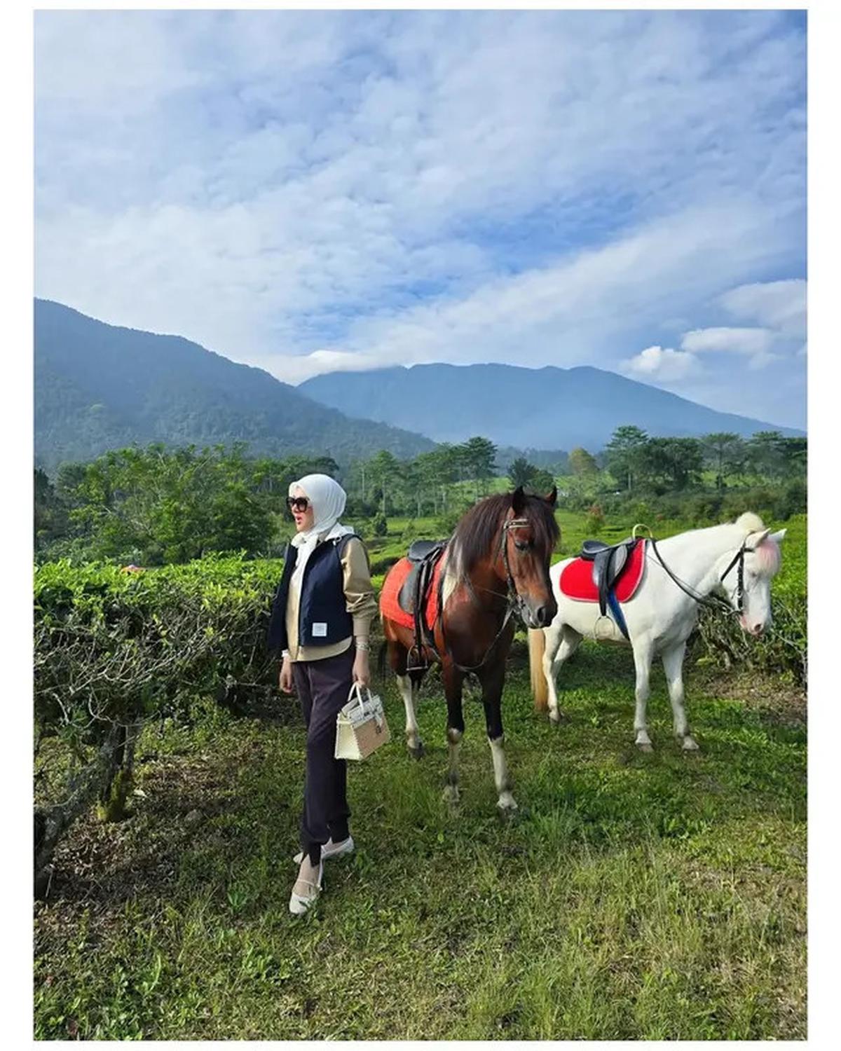 6 Potret Piknik Mewah Syahrini dan Reino Barack, Nikmati Sarapan di Kebun Teh