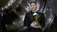 Penghargaan Ballon d'Or 2021 akhirnya dimenangakan oleh Lionel Messi, mengungguli jumlah suara Robert Lewandowski dan Jorginho. Sedangkan Ballon d'Or untuk kategori pesepak bola puteri diemanangkan oleh Alexia Putellas. (AP/Christophe Ena)