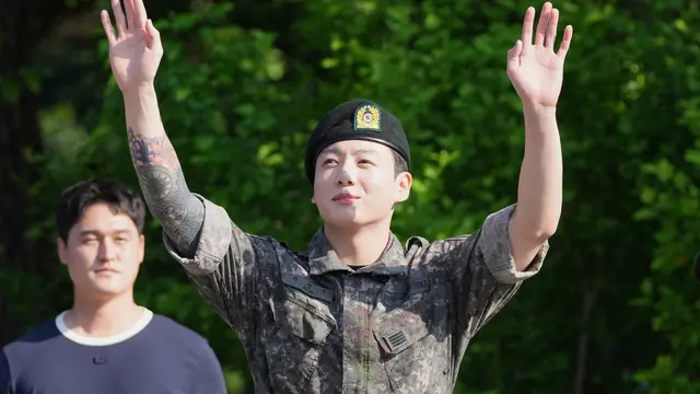Jungkook BTS menuntaskan wamil. (AP Photo/Lee Jin-man)