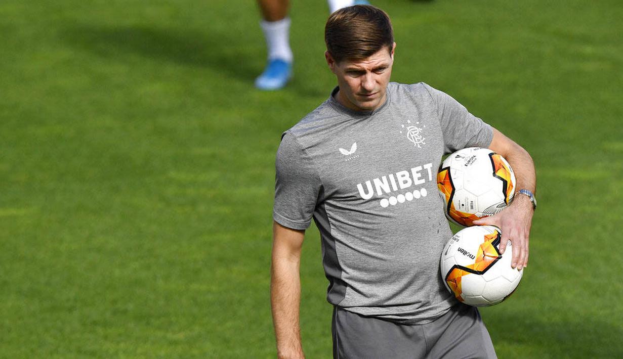 Pelatih Glasgow Rangers, Steven Gerrard, mengamati anak asuhnya saat sesi latihan jelang laga Liga Europa di Leverkusen, Jerman, Rabu (5/8/2020). Glasgow Rangers akan menghadapi tuan rumah Bayer Leverkusen. (AP Photo/Martin Meissner)