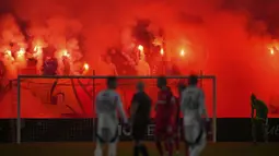 Sejumlah pendukung FC Twente menyalakan suar dan kembang api dalam pertandingan Liga Europa 2024/2025 melawan Besiktas di De Grolsch Veste stadium, Enschede, Belanda, Jumat (31/01/2025) dini hari WIB. (AP Photo/Peter Dejong)