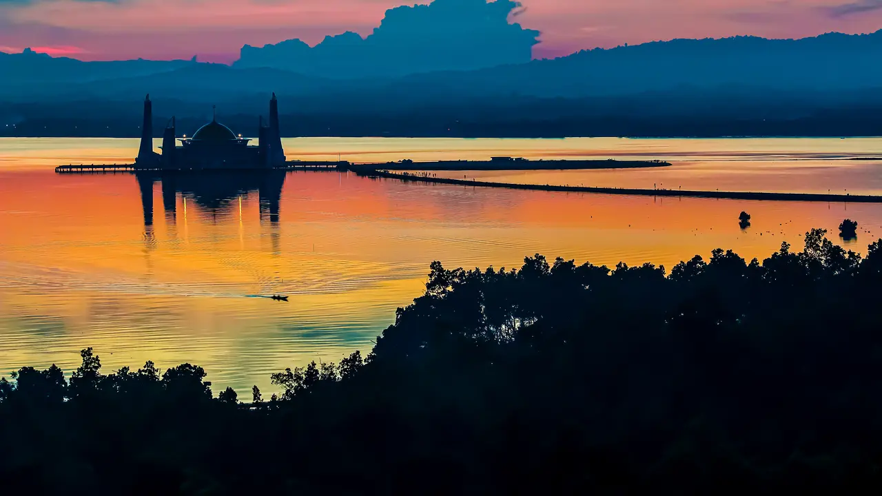 Masjid Al Alam Kendari, bakal menjadi lokasi pembukaan Munas Kadin VIII 2021.(Liputan6.com/Foto Deny Lahundape)