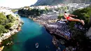 Seorang atlet meloncat dari Old Bridge dalam lomba loncat indah tradisional ke-450 di Mostar, Bosnia Herzegovina, (31/7/2016). (Reuters/Dado Ruvic)
