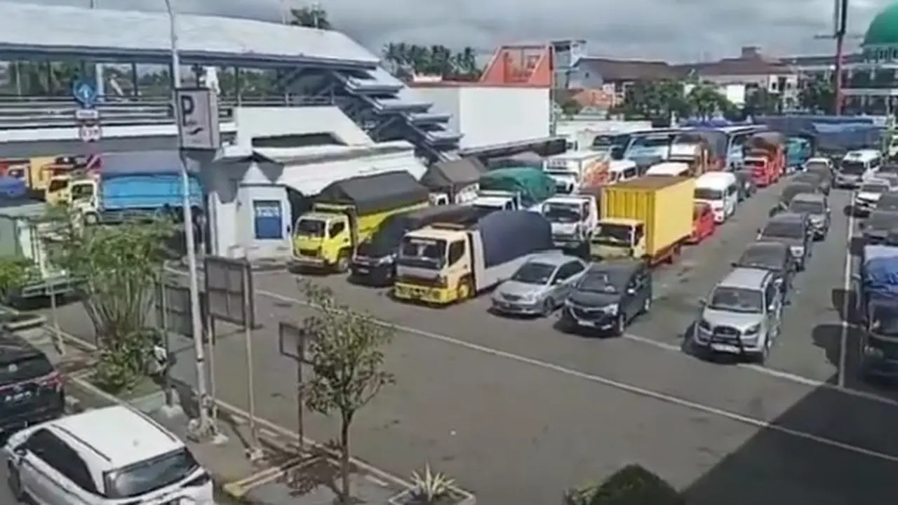 Antrean Kendaraan di Pelabuhan Ketapang Banyuwangi (Istimewa)