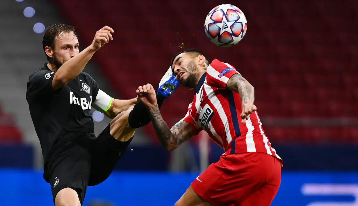 Penyerang Atletico Madrid, Angel Correa, berebut bola dengan bek Salzburg, Andreas Ulmer, pada laga Liga Champions 2020/2021 di Estadio Wanda Metropolitano, Rabu (28/10/2020) dini hari WIB. Atletico Madrid menang 3-2 atas Salzburg. (AFP/Gabriel Bouys)