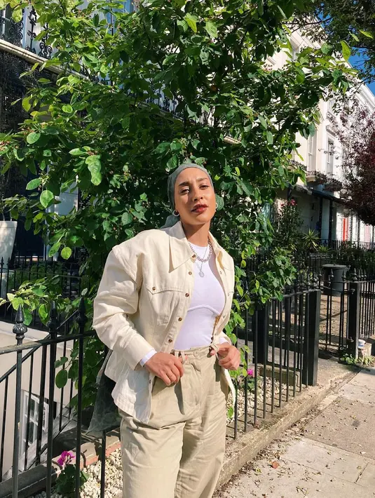 Jaket kemeja dan celana berwarna senada membuat tampilan minimalis yang stylish (Foto: Instagram @mariahidrissi)