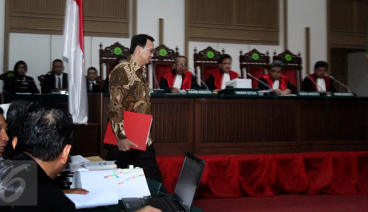 Gubernur DKI Jakarta nonaktif, Basuki T Purnama bersiap menjalani persidangan Lanjutan di Kementan, Jakarta Selatan, Selasa (17/1). Sidang ke-6 mendengarkan empat keterangan saksi dari pihak penuntut umum. (Liputan6.com/Resa Esnir/Pool)