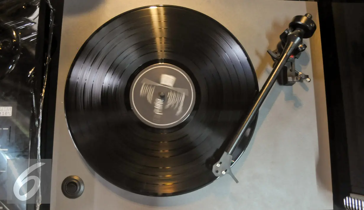 Mengisi Kesunyian - sesekali alunan musik lawas dari turntable pedagang piringan hitam mengisi kesunyian suasana pedagang di lantai 2 Pasar Santa. (Liputan6.com/Yoppy Renato)