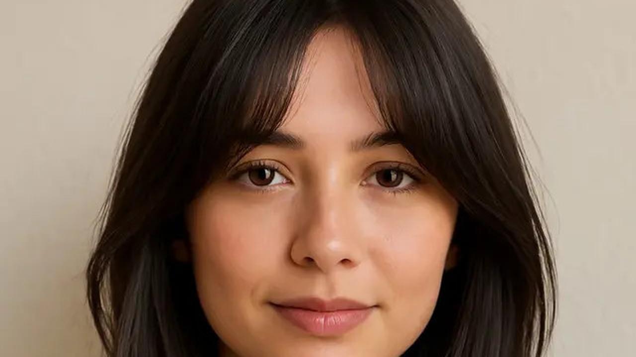 6 Model Rambut Poni Belah Tengah yang Bikin Volume Tipis Jadi Mengembang