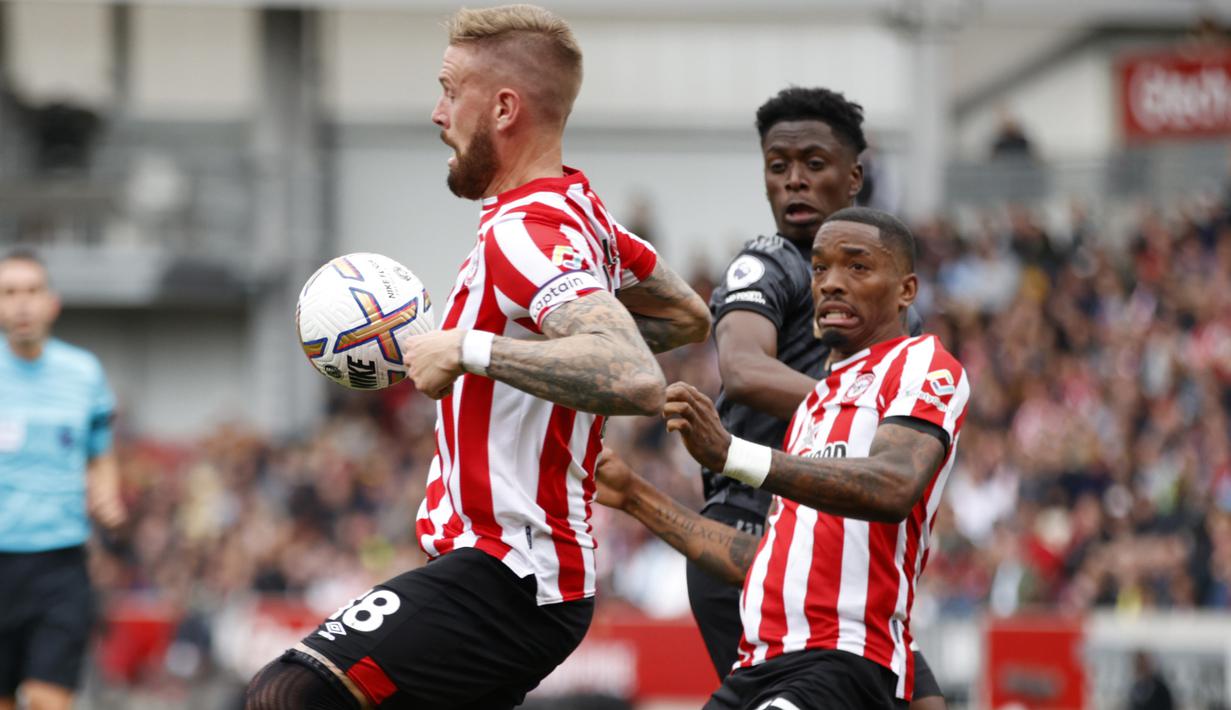 Menjelang dimulainya Piala Dunia 2022 Qatar, 32 negara yang lolos masih disibukkan dengan menyusun formasi terbaiknya untuk diberangkatkan ke ajang pesta sepak bola dunia empat tahunan tersebut. Selain memasukkan nama-nama lama yang telah menjadi langganan dalam skuad mereka, ada pula nama-nama baru yang dimunculkan dan berpeluang menjalani debut Piala Dunia di Qatar nanti, seperti 6 pemain berikut ini. (AP/David Cliff)