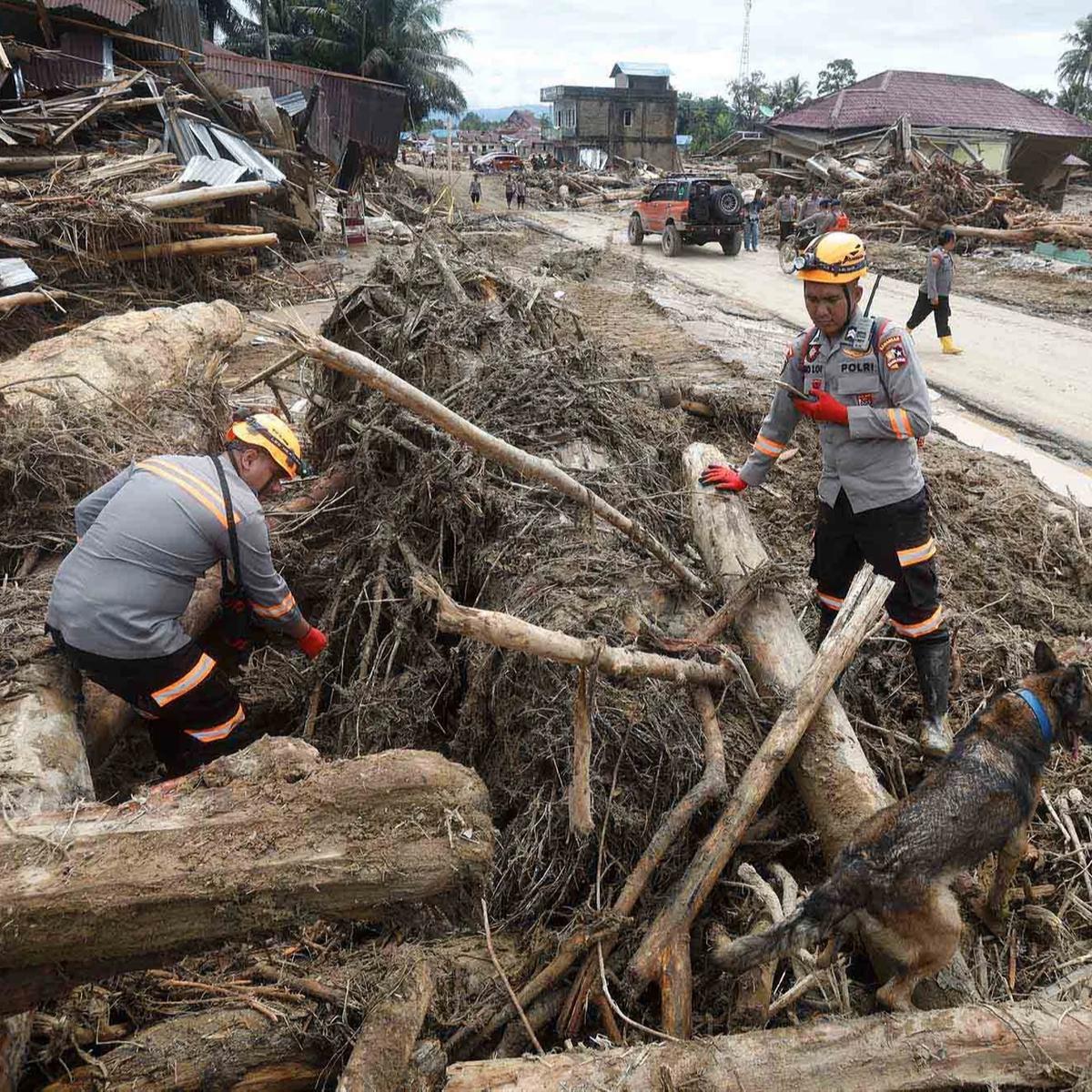 FOTO: Pencarian Korban Banjir Bandang Sumatra Terus Diperluas di Tengah Lonjakan Jumlah Korban