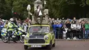 Rowan Atkinson, pemeran ‘Mr Bean’ membuat aksi lucu mengendarai mobil mini di atap mobil dan berkeliling di kawasan The Mall, London, Jumat (4/9/2015). Aksinya tersebut sebagai promosi serial TV dan Film komedi ‘Mr Bean’ (REUTERS / Toby Melville)