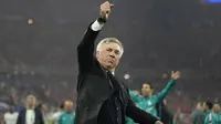 Carlo Ancelotti baru saja berhasil membawa Real Madrid juara Liga Champions 2021/2022 usai mengalahkan Liverpool di partai final yang berlangsung di Stade de France, Minggu (29/05/2022) dini hari WIB. Hal tersebut membuat dirinya dinobatkan sebagai pelatih tersukses dalam sejarah Liga Champions. Pria asal Italia tersebut tercatat pernah merengkuh trofi paling bergengsi di Eropa tersebut sebanyak lima kali, yaitu dua kali bersama AC Milan dan sisanya bareng Real Madrid. (AFP/Kirsty Wigglesworth)