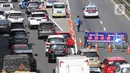 <p>Petugas memasang barikade di Tol Dalam Kota yang mengarah ke Tol Cikampek di Jakarta, Jumat (6/5/2022). Polda Metro Jaya memberlakukan penutupan akses menuju Tol Jakarta-Cikampek dari arah Tol Dalam Kota dan Tol Priok guna mengantisipasi terjadinya kepadatan lalu lintas pada arus balik Lebaran 2022. (Liputan6.com/Herman Zakharia)</p>
