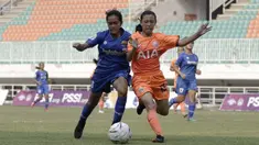 Gelandang Persija Jakarta Putri, Gisela Gwen, berebut bola dengan gelandang Persib Bandung, Reva Oktaviani, pada laga lanjutan Liga 1 Putri 2019 di Stadion Pakansari, Bogor, Kamis (7/11). Persib Putri menang 2-1 atas Persija Putri. (Bola.com/Yoppy Renato)