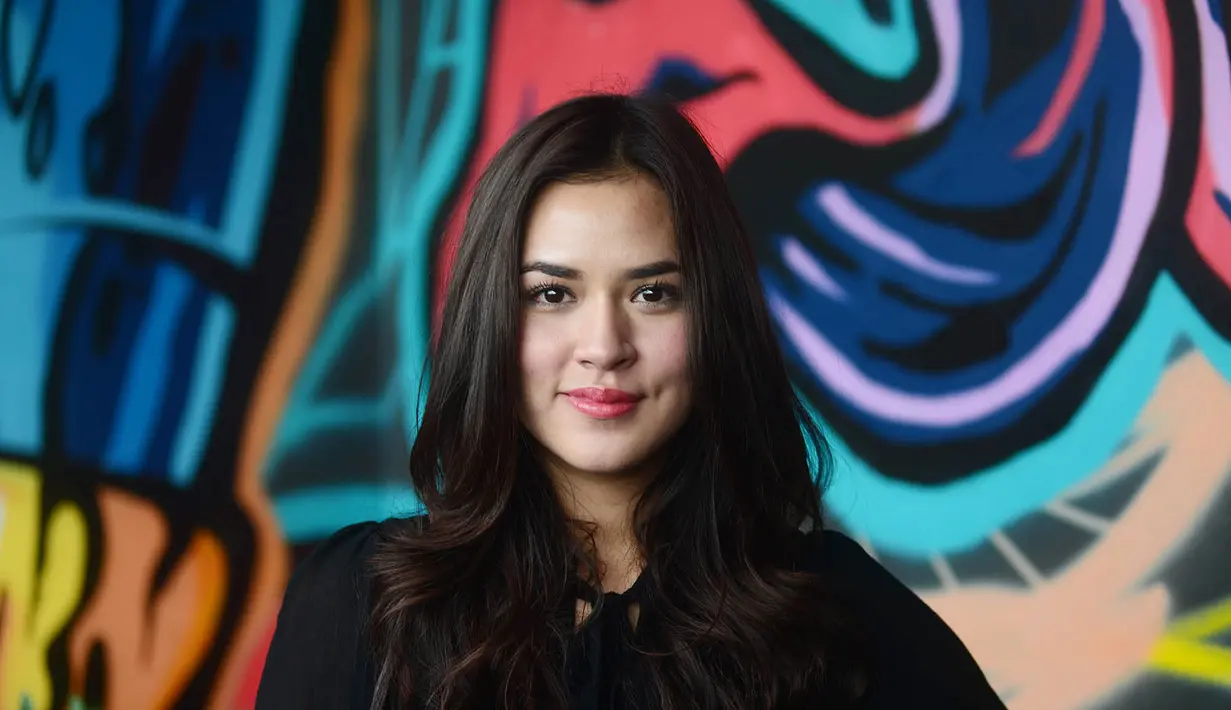 "Soalnya waktu Om Chrisye udah merajai industri musik tanah air, aku masih kecil banget. Cuma sedikit lagu-lagu hits beliau yang aku tahu, ada beberapa yang aku belum familiar," ujar pelantun lagu Serba Salah. (Galih W. Satria/Bintang.com)