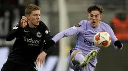 Eintracht Frankfurt dan Barcelona tampil terbuka dan saling jual beli serangan sejak awal laga. Namun sayang kedua tim gagal mencetak gol di babak pertama. (AP/Michael Probst)