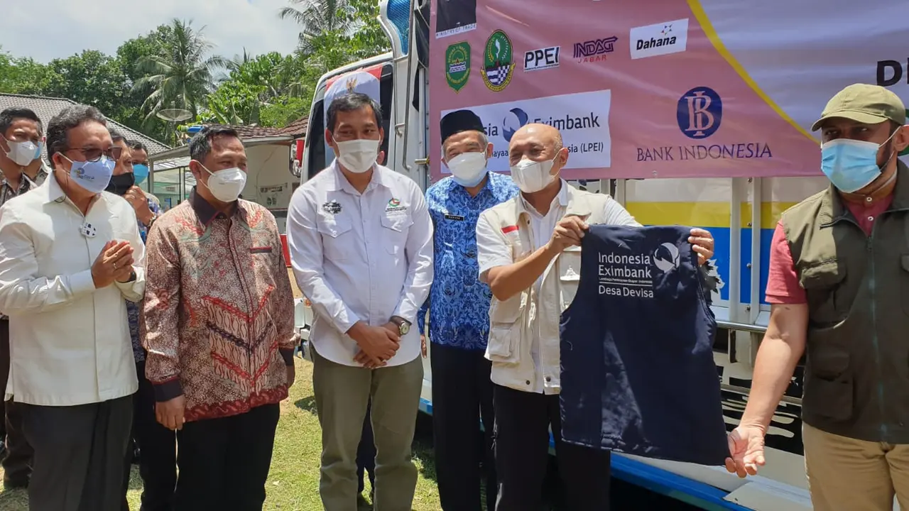 Menteri Koperasi dan UKM Teten Masduki saat meninjau Desa Devisa Koperasi Gunung Luhur Berkah (GBL) Kabupaten Subang