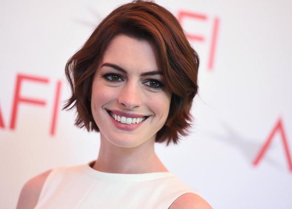Dianggap Mirip Dengan Amal Clooney Ini Dia Tanggapan Anne Hathaway News Entertainment Fimela Com