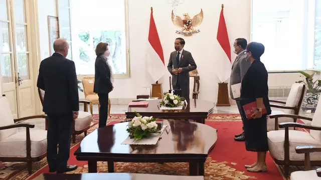 Presiden Joko Widodo (Jokowi) menyambut baik penandatanganan beberapa nota kesepahaman atau Memorandum of Understanding (MoU) kerja sama pertahanan bidang alutsista antara Indonesia dan Prancis.