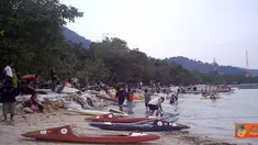 Citizen6, Lampung: Wisatawan yang berkunjung dapat mengabadikan sekitar pulau Condong dengan menaiki kapal motor para nelayan. (Pengirim: Akhid Roviyanto)