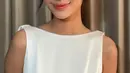 Azizah Salsa juga hadir mengenakan dress putih satin sleeveless dengan bagian belakang backless. Wajahnya dipulas dengan blush on pink dan lipstik glossy plumpy. [@ochiipramita]