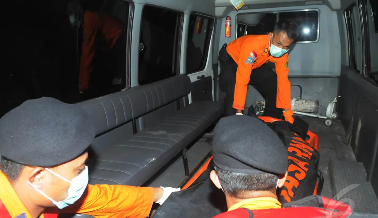 Jenazah korban pesawat AirAsia saat berada di ambulans untuk dibawa menuju RSUD Sultan Imanuddin, Kalteng, Rabu (7/1/2015) dini hari. (Liputan6.com/Herman Zakharia)