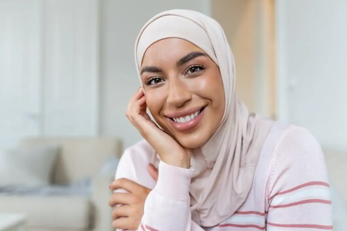 Ilustrasi muslimah senyum, Islami