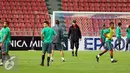 Pemain Timnas Indonesia beristirahat di sela sela latihan jelang final kedua Piala AFF 2016 di Rajamangala Stadium, Bangkok, Thailand, Jumat (16/12). Indonesia akan melakoni laga tandang lawan Thailand. (Liputan6.com/Helmi Fithriansyah)