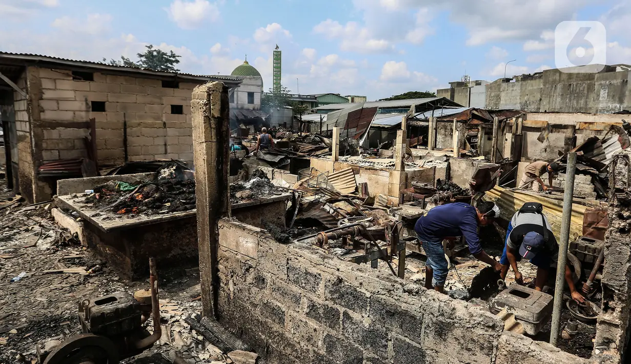 Warga memilah barang pasca terjadi kebakaran di Pasar Ciputat, Tangerang Selatan, Kamis (12/5/2022). Puluhan lapak pedagang di Pasar Ciputat, Kota Tangerang Selatan (Tangsel), Banten terbakar pada Rabu (11/5/2022) sore. Kebakaran diduga terjadi akibat adanya arus pendek atau korsleting listrik. (Liputan6.com/Johan Tallo)