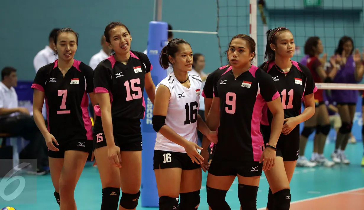 Pevoli putri Indonesia tertunduk usai dikalahkan Thailand di semifinal voli putri SEA Games ke-28 di OCBC Arena, Singapura, Minggu (14/6/2015). Pevoli Indonesia kalah 1-3 dari Thailand. (Liputan6.com/Helmi Fithriansyah)