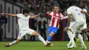 <p>Bek Real Madrid Jesus Vallejo berbeut bola dengan penyerang&nbsp;Atletico Madrid Antoine Griezmann&nbsp;dalam laga pekan ke-35 Liga Spanyol di Wanda Metropolitano, Senin (9/5/2022) dini hari WIB. Atletico Madrid berhasil menang dengan skor tipis 1-0 atas Real Madrid. (AP Photo/Manu Fernandez)</p>