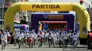 Para wanita memulai balapan dari garis start saat perlombaan sepeda Cholita di El Alto, La Paz, Bolivia (29/10). Balapan ini hanya boleh diikuti kaum wanita pribumi setempat. (Reuters/David Mercado)
