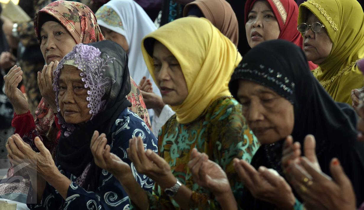 Sejumlah wanita dari Partai PPP menggelar tahlilan di depan gedung KPK, Jakarta, Rabu (17/6/2015). Mereka mendoakan Mantan Menteri Agama Suryadharma Ali agar mendapatkan penangguhan penahanan. (Liputan6.com/Helmi Afandi)
