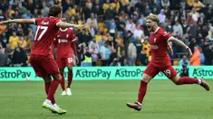 Pemain Liverpool Harvey Elliott (kanan) melakukan selebrasi usai pemain Wolverhampton Hugo Bueno mencetak gol bunuh diri dalam pertandingan sepak bola Liga Inggris di Stadion Molineux, Wolverhampton, Inggris, Sabtu (16/9/2023). Liverpool menang 3-1. (AP Photo/ Rui Vieira)