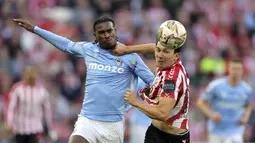 Pemain Coventry City, Haji Wright berebut bola dengan pemain Sunderland, Luke O'Nien dalam laga leg 2 babak semifinal play off Championship di Stadium of Light, Sunderland, Inggris, Selasa (13/05/2025) waktu setempat. (AP Photo/PA/Owen Humphreys)