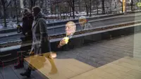 Seorang pria duduk di belakang jendela restoran McDonald's pada hari kerja terakhirnya di Pushkinskaya Square di Moskow, Rusia, Senin (14/3/2022). Gerai makanan cepat saji McDonald’s memutuskan setop beroperasi dari Rusia pasca invasi yang dilakukan Negeri Beruang Merah terhadap Ukraina. (AP Photo)