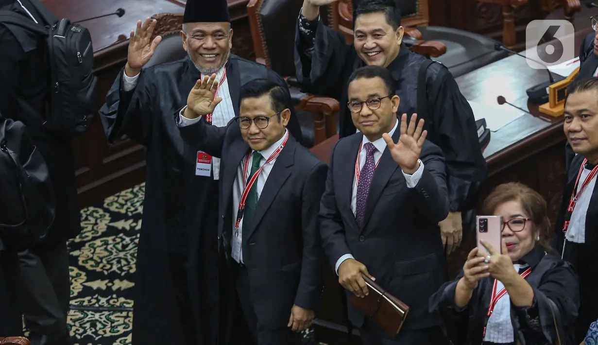 Calon presiden dan calon wakil presiden nomor urut 1 Anies Baswedan (kanan) dan Muhaimin Iskandar (kiri) melambaikan tangannya usai mengikuti jalannya sidang putusan perselisihan hasil Pilpres 2024 di Gedung Mahkamah Konstitusi, Jakarta, Senin (22/4/2024). (Liputan6.com/Angga Yuniar)