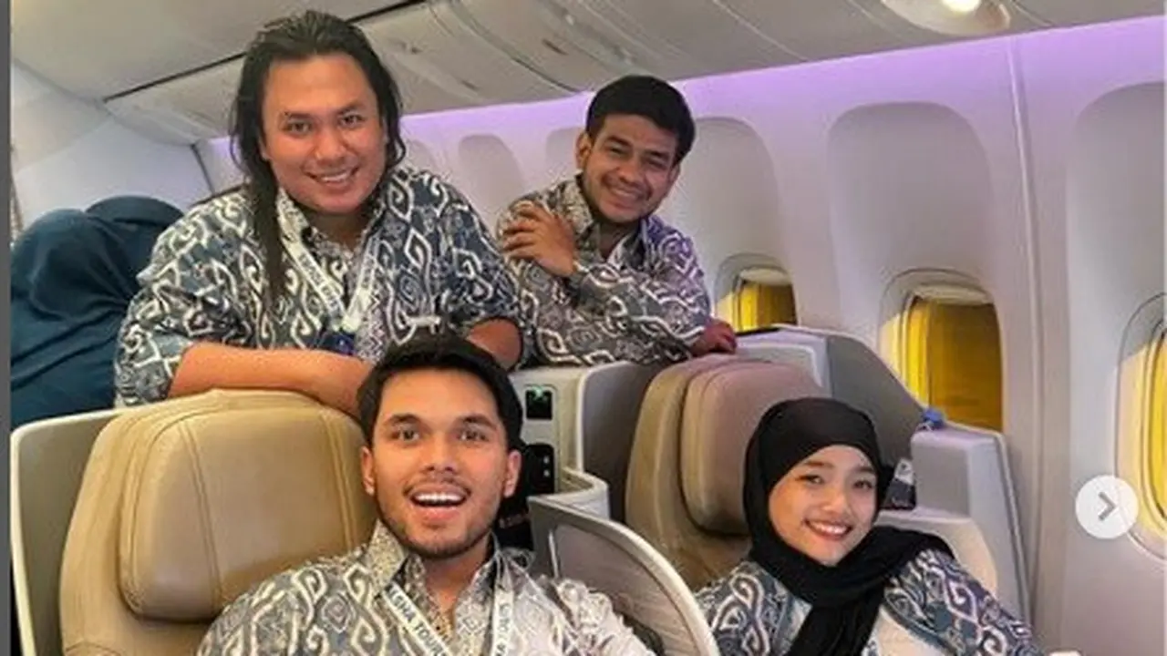 Fuji berangkat umrah (Foto: Instagram/@thariqhalilintar)