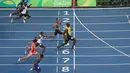 Usain Bolt berada di garis finish kategori sprint 100 meter Olimpiade 2016 di Rio de Janeiro, Brasil, (15/8). Bolt mencatat waktu 9,81 detik, mengalahkan pesaing utamanya dari AS, Justin Gatlin yang menempati posisi kedua. (REUTERS/Carlos Barria)     