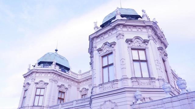 Sensasi Keliling Wina Naik Angkutan Umum