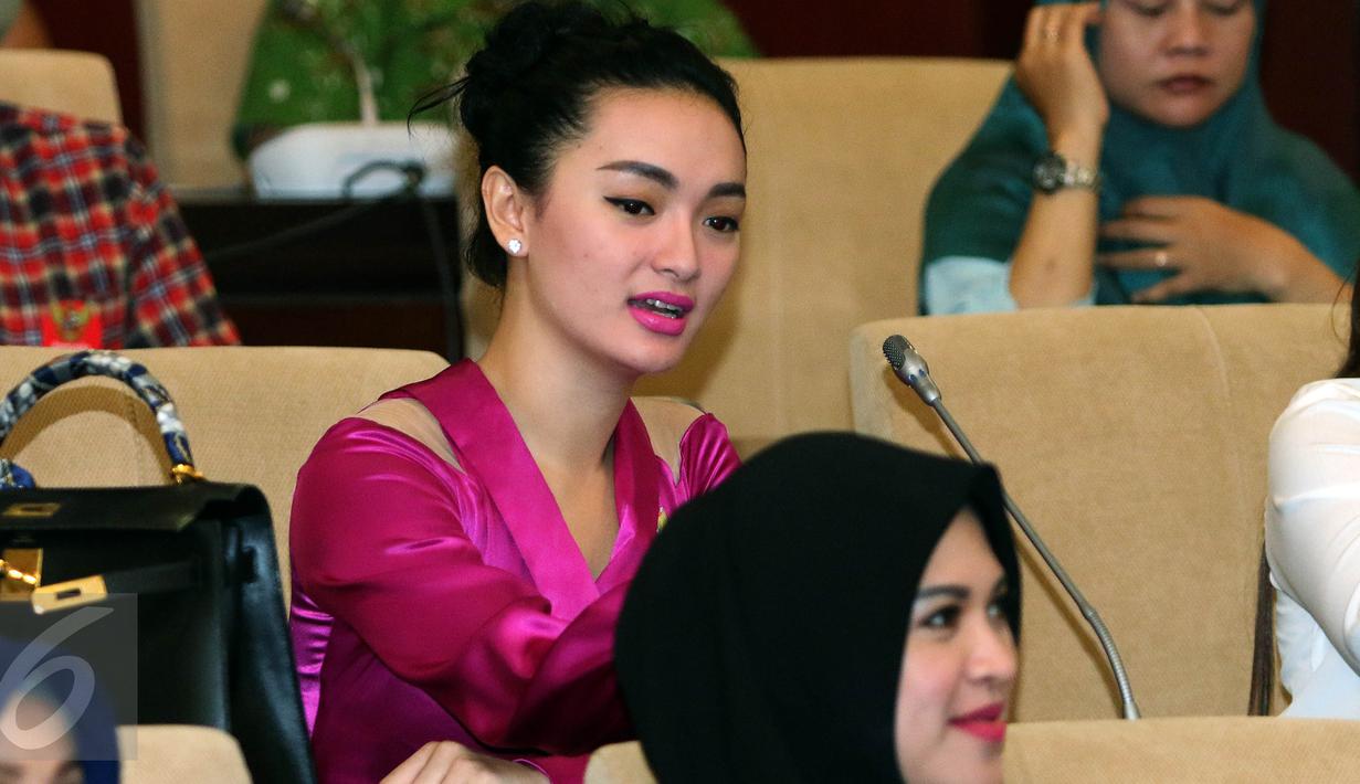 Penyanyi Dangdut Zaskia Gotik saat mengikuti Sosialisasi 4 Pilar di Komplek Parlemen Senayan, Jakarta, (7/4). Sosialisasi 4 pilar ini di gagas oleh fraksi PKB mengajak serta para pekerja seni.(Liputan6.com/JohanTallo)