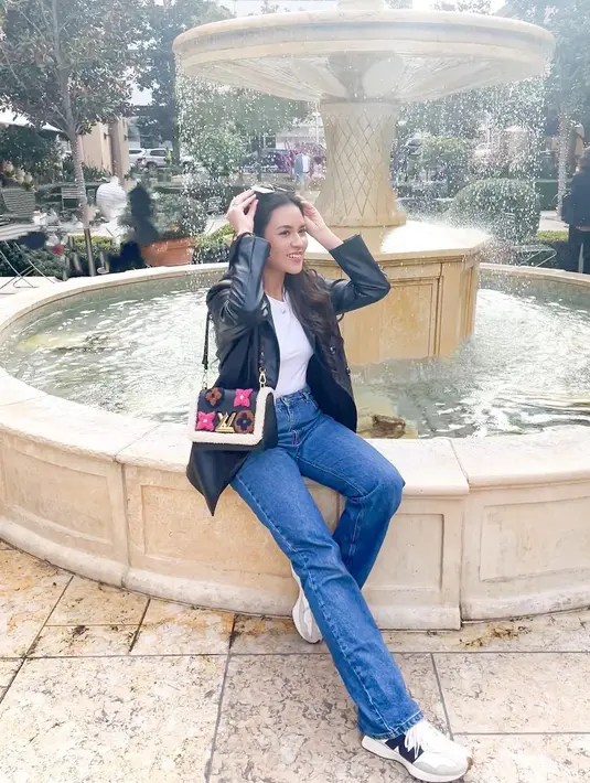 Padu padan outfit kasual ala Raisa ini disempurnakan dengan sepasang sneakers favoritnya dan tas berukuran sedang dari brand Louis Vuitton. Kamu juga bisa menambahkan sunglasses sebagai pemanis, seperti yang dikenakan oleh Raisa juga. Foto: Instagram.