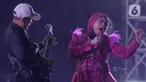 Penyanyi dangdut legendaris, Elvy Sukaesih tampil pada hari kedua Synchronize Fest 2024 di JIExpo Kemayoran, Jakarta, Sabtu (5/10/2024). (Liputan6.com/Herman Zakharia)