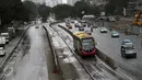 Pengendara melintasi Jalan Jenderal Sudirman menuju Blok M, Jakarta, Jumat (2/12). Terkait aksi super damai 212 yang digelar di kawasan Monas, sejumlah ruas jalan protokol Ibukota terlihat lengang. (Liputan6.com/Helmi Fithriansyah)