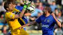 Penjaga gawang Parma, Antonio Mirante harus berjibaku menahan gempuran pemain-pemain Juventus (AP Photo/Marco Vasini)