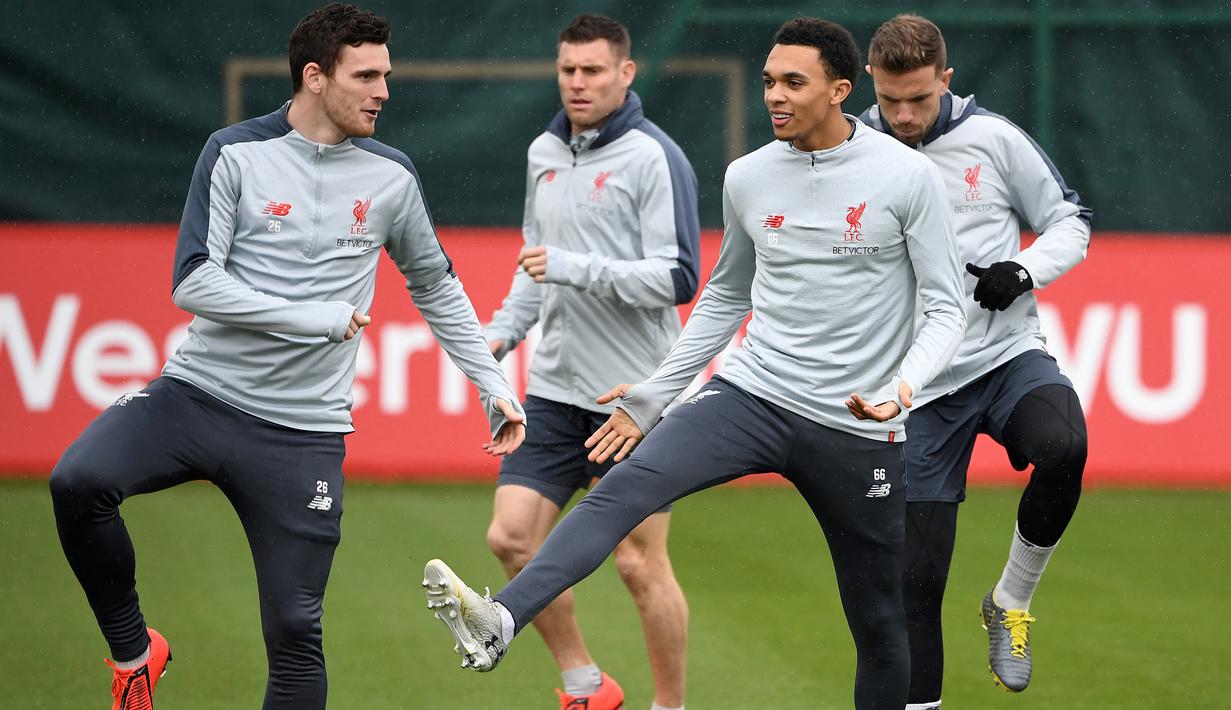 Para pemain Liverpool, Andrew Robertson, Trent Alexander-Arnold dan James Milner saat melakukan latihan jelang laga Liga Champions di Liverpool, Selasa (16/4). Liverpool akan berhadapan dengan FC Porto. (AFP/Paul Ellis)