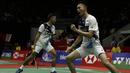 Ganda Putra Indonesia, Fajar Alfian/Muhammad Rian, merayakan kemenangan atas ganda China, Xuan Yi Ou/Zhang Nan, pada laga Indonesia Masters 2020 di Istora, Jakarta, Kamis (16/1). Fajar/Rian unggul 21-10, 12-21 dan 21-19. (Bola.com/Yoppy Renato)