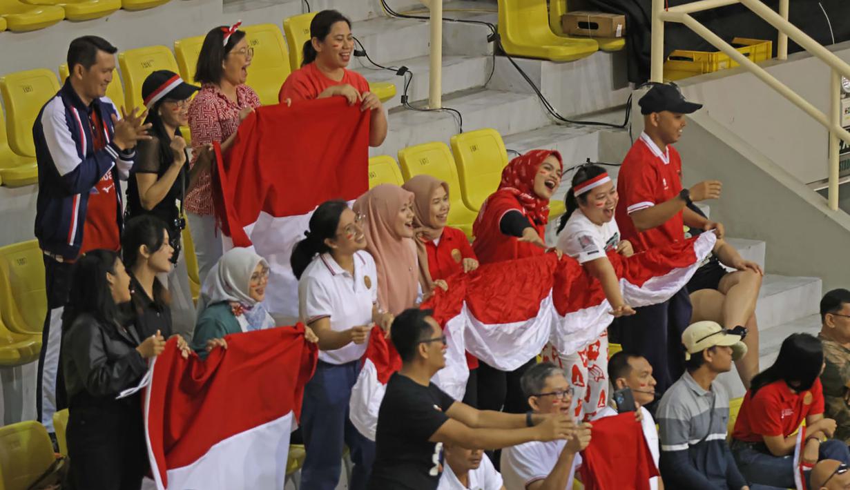 Para suporter Indonesia memberi dukungan kepada Timnas Bola Voli Putra Indonesia saat menghadapi Thailand pada laga terakhir putaran kedua SEA V League 2023 di di Santa Rosa Sports Complex, Laguna, Filipina, Minggu (30/7/2023). Indonesia menang 3-2 (25-27, 20-25, 25-21, 25-21 dan 15-9) dan menjadi juara. (Phillippines National Volleyball Federation)